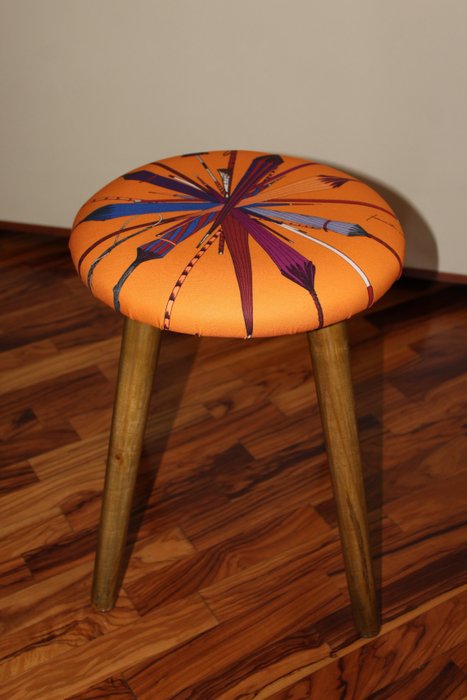 凳子 - 凳子采用 Fornasetti 黄色“Ombrelli”面料 - 木材、织物、泡沫橡胶