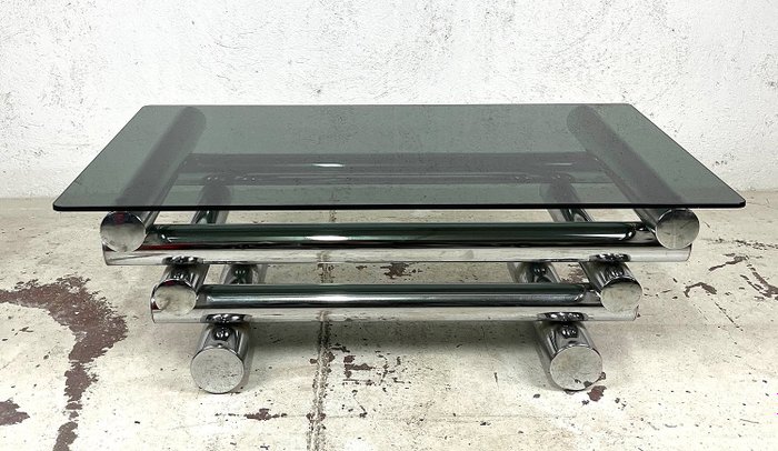 Sidobord - Soffbord med tolv sammanflätade kromade metallrör underrede och rökt glas