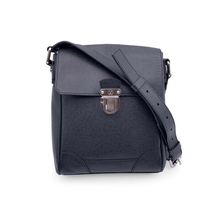 Louis Vuitton - Black Taiga Leather Luka Messenger Crossbody Bag - Borsa a tracolla