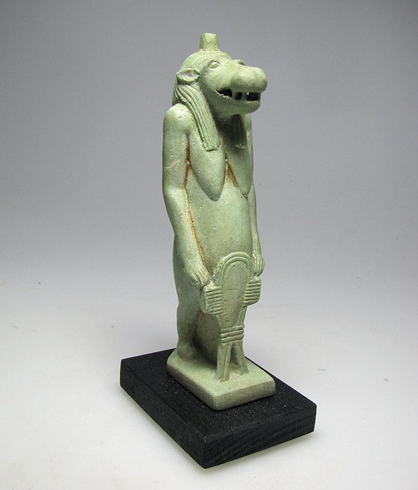 Ókori Egyiptom, késői kor Fajansz Nagyon nagy és nagyon ritka Taweret istennő figurája Sa-Sign-nel. RENDELŐÁR NÉLKÜL. - 105 mm