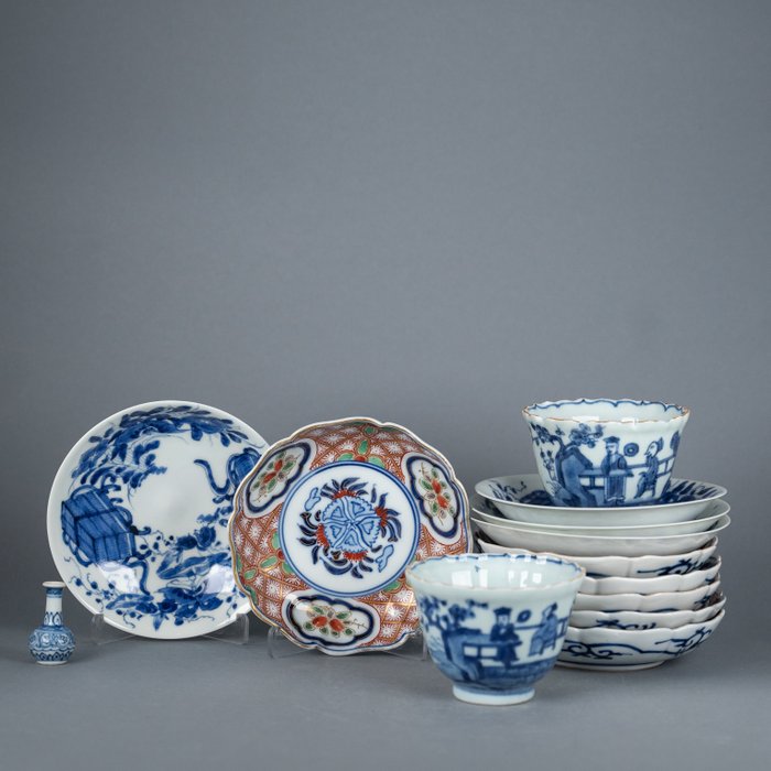 Kakiemon style Scholars overlooking a pond besides banana trees and prunus, florals, valuables - marked! - Talerz - Porcelana