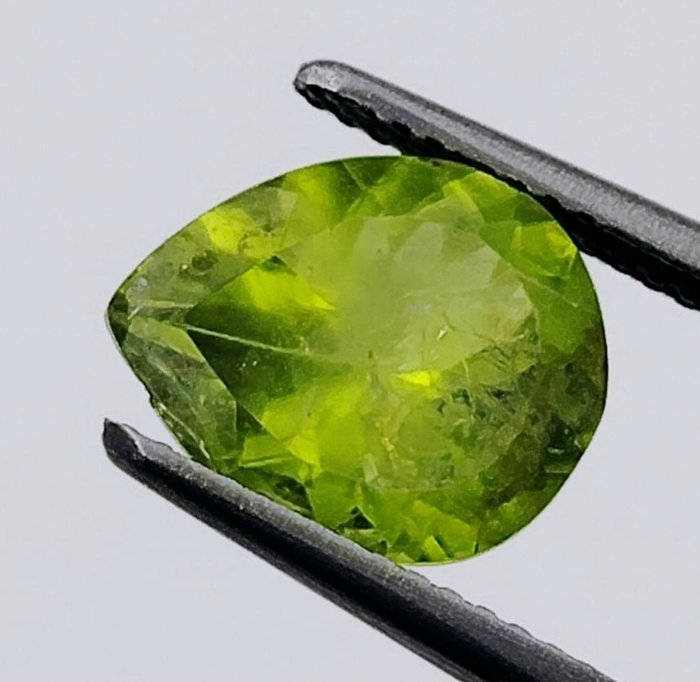 verde gălbui Periodot - 3.20 ct