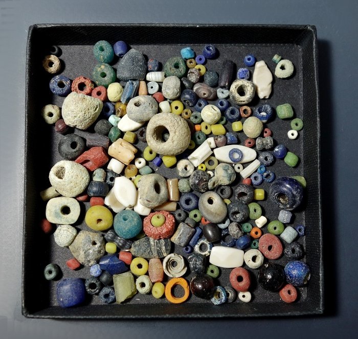 Cultures mixtes 200 perles de verre anciennes mélangées. C, 1er avant JC -11ème siècle après JC Perles en verre, pierre, coquillage et terre cuite - 13 mm