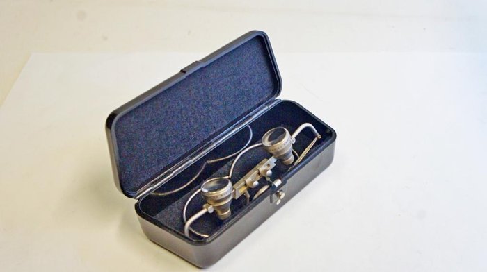 Lupa - Carl Zeiss Jena 2X magnifying 'behind an ear’ glasses / Medical-Doctors-Surgeons' Loupe