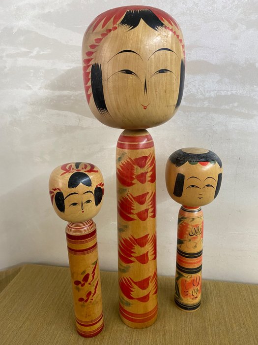 Trä, En uppsättning med tre kokeshi-dockor - Japan - Heiseiperioden (1989-nuvarande)