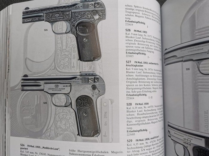 - - Referenzbuch - Militaria Schusswaffen aus fünf Jahrhunderten - 800 Seiten/ hunderte Farbfotos - 2017