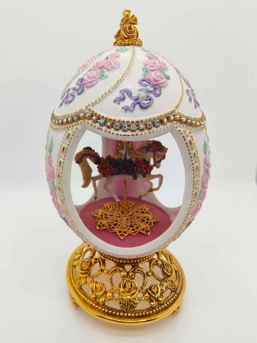 Fabergé-muna - Posliini