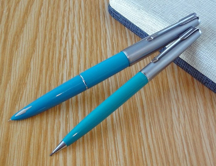 Parker - 61 MKI Classic Vista Blue (Turquoise) Lustraloy cap CT 14k F nib, Capillary filler and 1.0mm leads - Stiftset