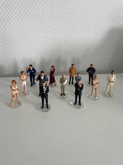 James Bond - Lot of 13 James Bond 007 handpainted Corgi Icon figures