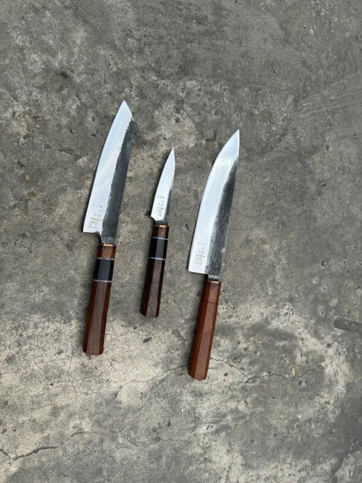 Cuchillo de cocina - 3 cuchillos de chef japoneses con mangos de micarta, espaciadores de cobre, fundas de cuero - América del Norte