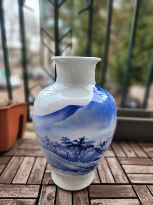 Vase - Porcelain - Japan - Shōwa period (1926-1989)