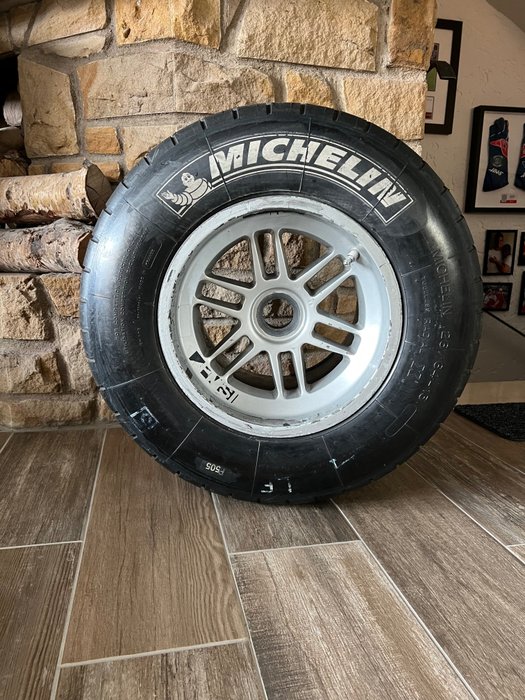 Pneu completo na roda (1) - Michelin - Michelin wheel rain - 1990-2000