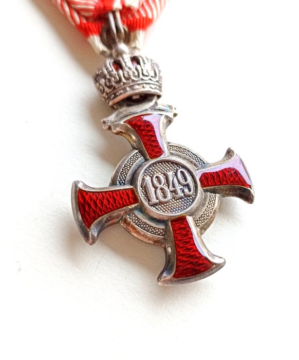 奧匈帝國 - 陸軍／步兵 - 獎牌 - Silver Cross for Merit With Crown, On Military Ribbon with Swords - 1916