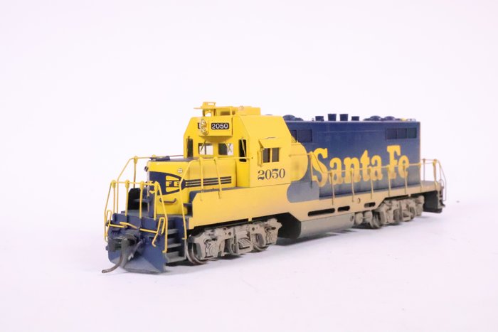 Hallmark Models H0 - Locomotive diesel (1) - Locomotive en laiton : type GP7 '2050' avec patine - Santa Fe