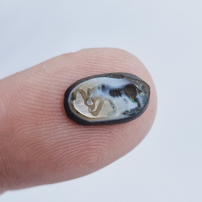 巴克特里亚 天然带状玛瑙 雕刻瞪羚珠护身符凸圆形 - 12 mm