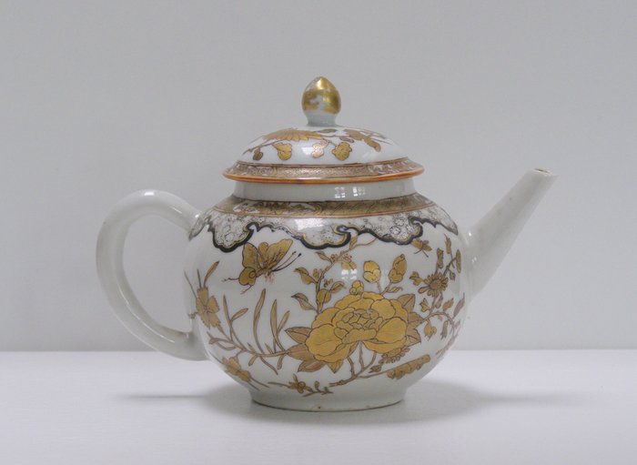 極精美的灰色、棕褐色、鎏金花卉蝴蝶茶壺 - 雍正 (1723-1735) - 瓷器 - 中國 - 清雍正（1723-1735）