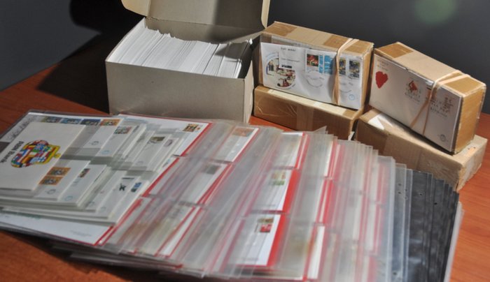 Pays-Bas  - Grande boîte remplie de centaines de FDC, d'enveloppes d'occasion et de couvertures d'occasion dans