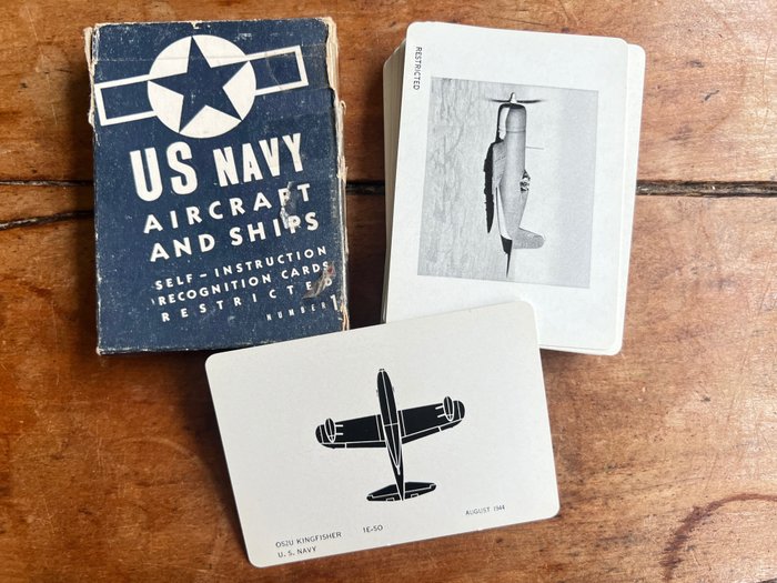 USA - Officiell US Army WW2-uppsättning av amerikanska (marinan) flygplansigenkänningsspelkort - marinen - - Militär utrustning - 1944