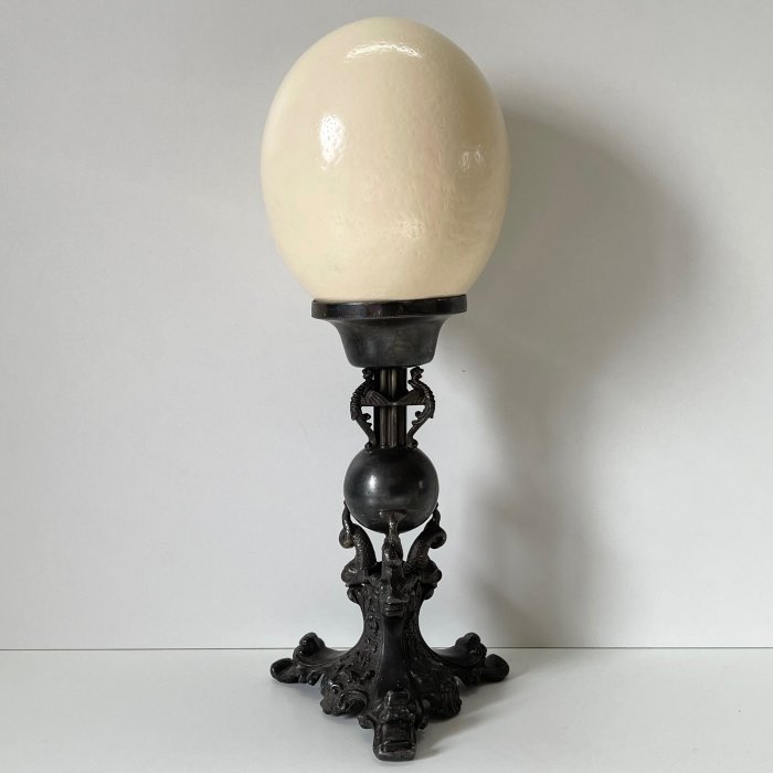 Escultura, Antiek struisvogelei op ornament - 37 cm - Aleación, cáscara de huevo