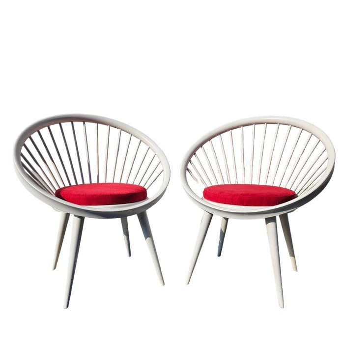 Silla - Pareja de sillas modelo 'circle chair' en madera lacada en blanco y asiento en tela roja