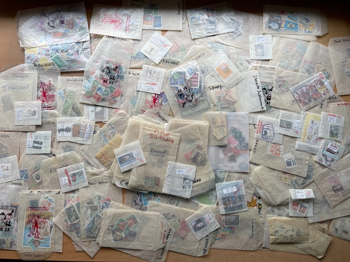世界 1889/2012 - 一批袋裝郵票和散裝罐裝郵票