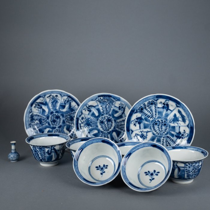 Marked Kangxi - Chávena e pires (9) - Persons, birds and different florals in a  landscape - Porcelana