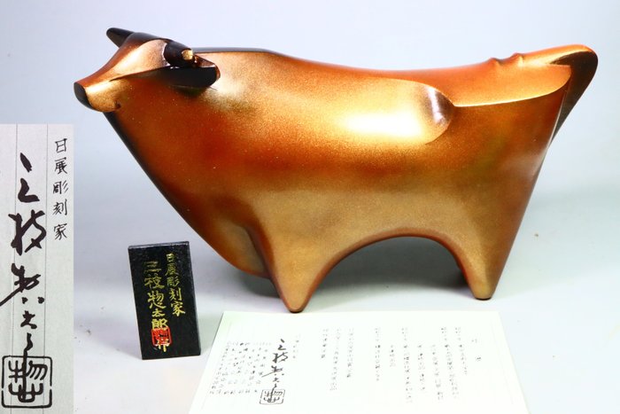 metal alloy - "三枝惣太郎Saegusa Sōtarō" - Delicate cow statue - Shōwa period (1926-1989)  (No Reserve Price)