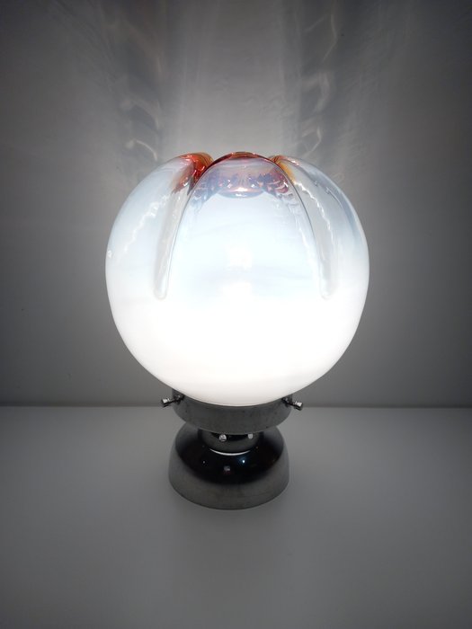 Bordlampe - hvitt og oransje håndlaget glass, understell i forkrommet stål