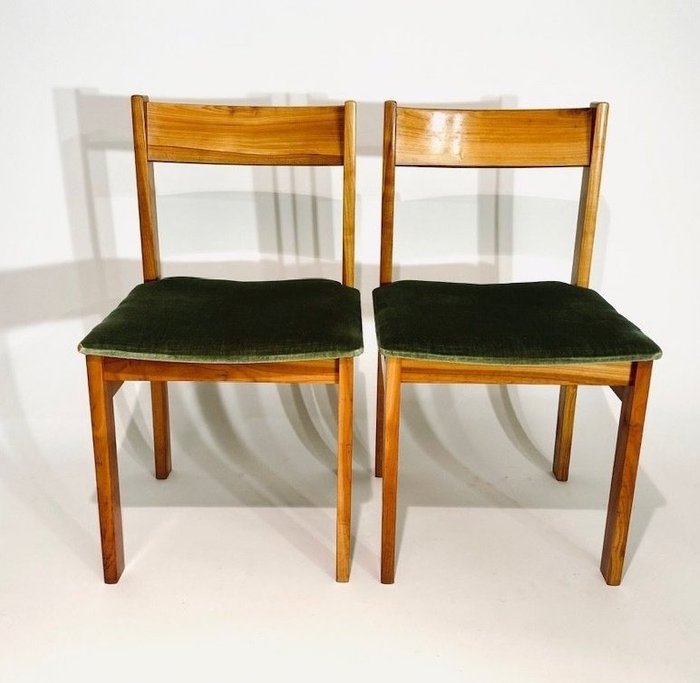 Stuhl - Zwei Holzstühle mit originalem Samtbezug