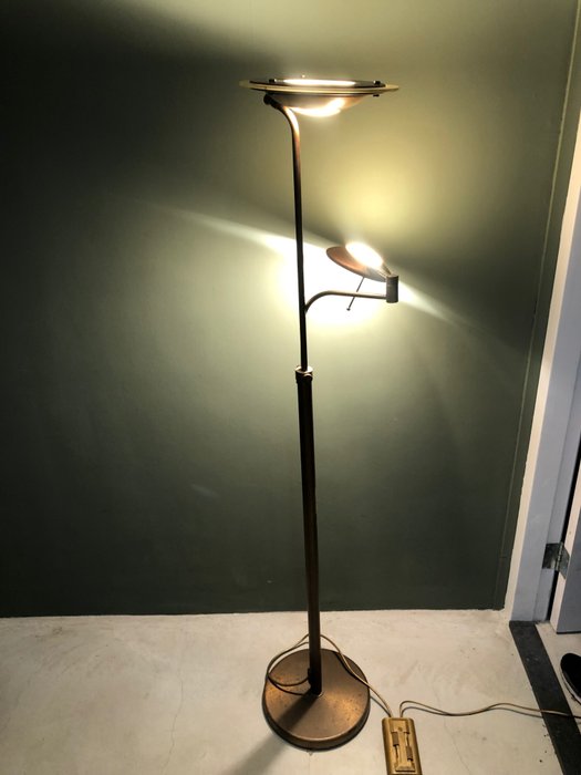 Lampă de podea pentru citit (1) - Leuchten - Alamă