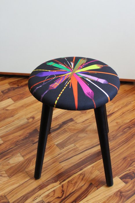 凳子 - 凳子采用黑色 Fornasetti“Ombrelli”面料 - 木材、织物、泡沫橡胶