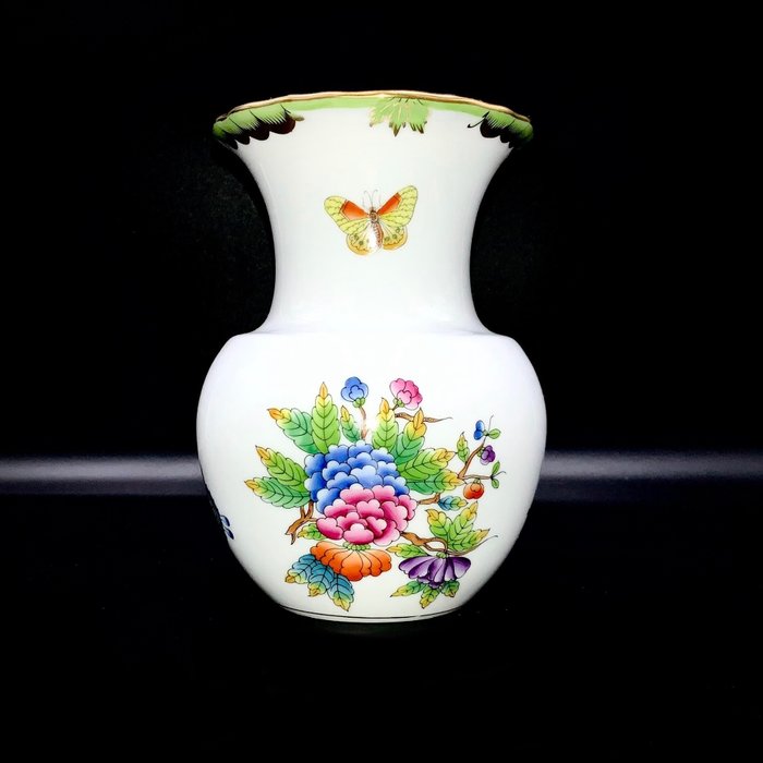 Herend, Hungary - Exquisite Vase - "Queen Victoria" Pattern - Vase  - Håndmalt porselen