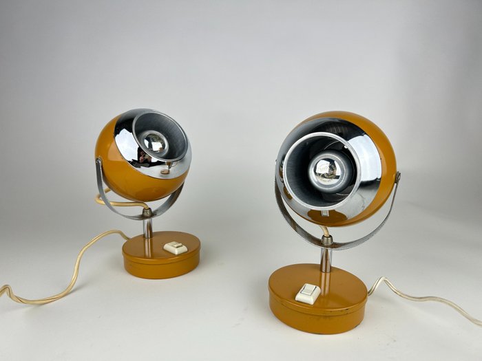 Pöytävalaisin - Pari 1960/70-luvun Eyeball Space Age -lamppuja lakattua metallia