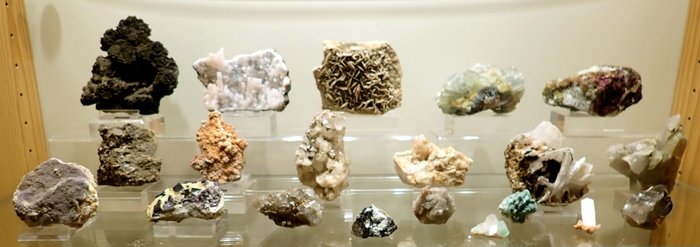 Mineraliensammlung - Höhe: 29 cm - Breite: 20 cm- 3924 g - (20)