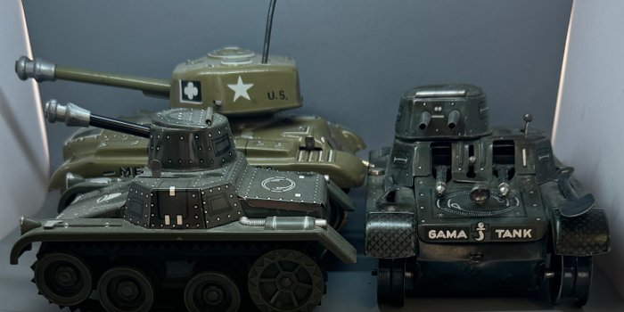 Gama - Blechspielzeug mit Aufziehwerk 3 Stück - 2 x Gama Tank M98,  1 x Gama Tank T.65 - 1940-1949 - Deutschland
