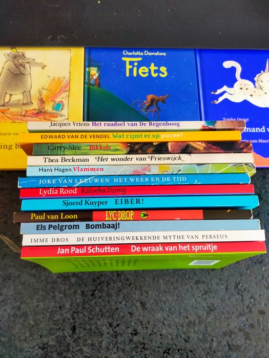 Kinderboekenweek; Thea Beckman, Jacques Vriens, Joke van Leeuwen, etc. - Lot met 16 gesigneerde geschenken - 1991-2010
