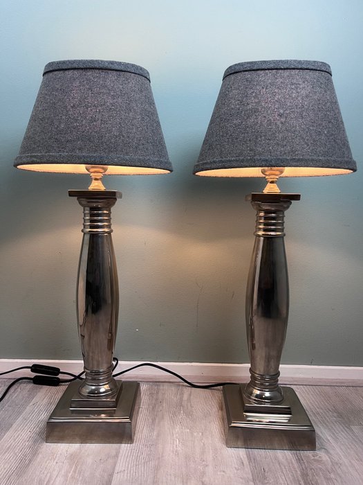 Lampa - Para aluminiowych lamp stołowych w klasycznym stylu