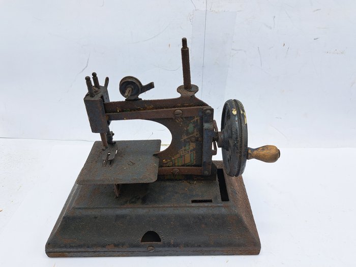 Symaskine - Stål, gammel børnesymaskine omkring 1900/1910