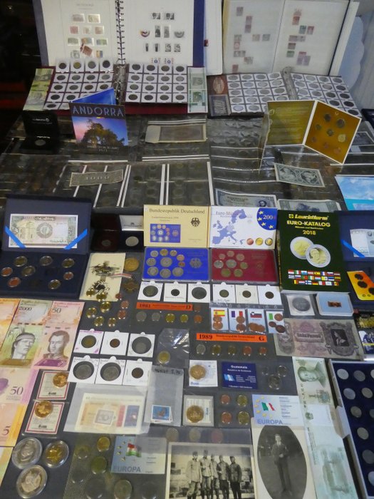 Mundo. Various Denominations Etwa 800 Objekte aus dem Bereich Münzen, Medaillen, Banknoten & Briefmarken.  (Sem preço de reserva)