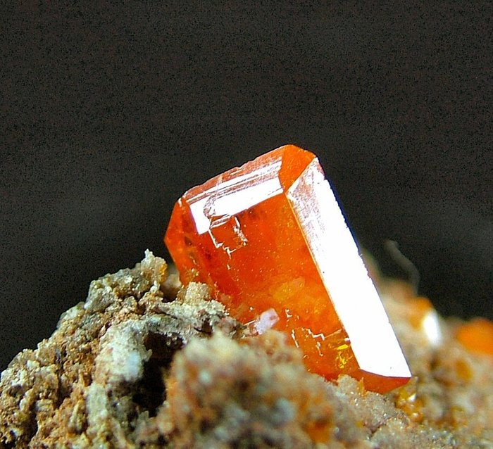 CW1075 Bunter Wulfenit Kristalle auf Muttergestein - Höhe: 65 mm - Breite: 37 mm- 86 g - (1)