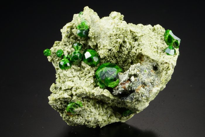 Granat - Demantoide Kristalle auf Matrix - Höhe: 48 mm - Breite: 36 mm- 41 g