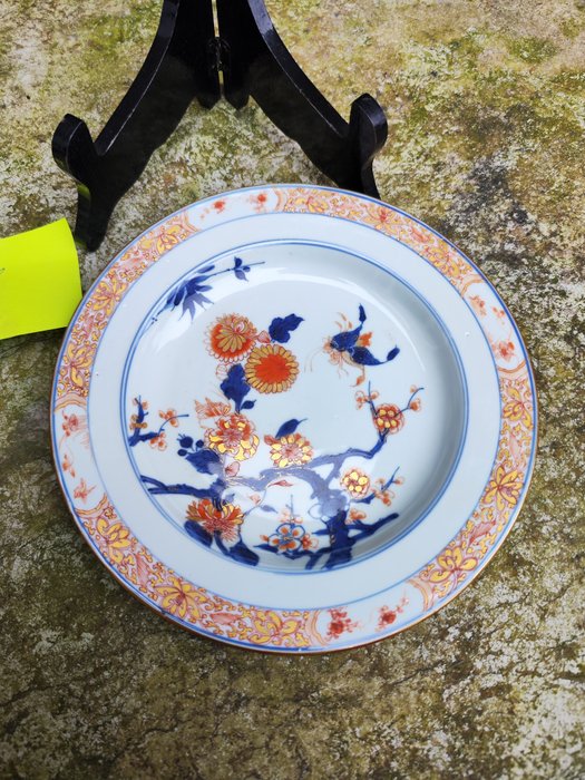 Assiette (1) - kangxi imari bord sprinkhaan en vlinder - Porcelaine