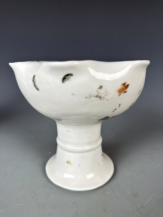 粉彩花草洞石圖花口杯(Lot.00376) - Porselen - Kina - Sent på 1900-tallet/2000-tallet