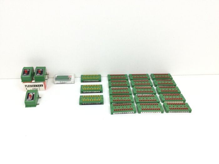 Fleischmann H0 - 6921/6924/6940/6941/6953 - Fixation pour train miniature (22) - Divers coffrets électriques et 18 plaques de distribution