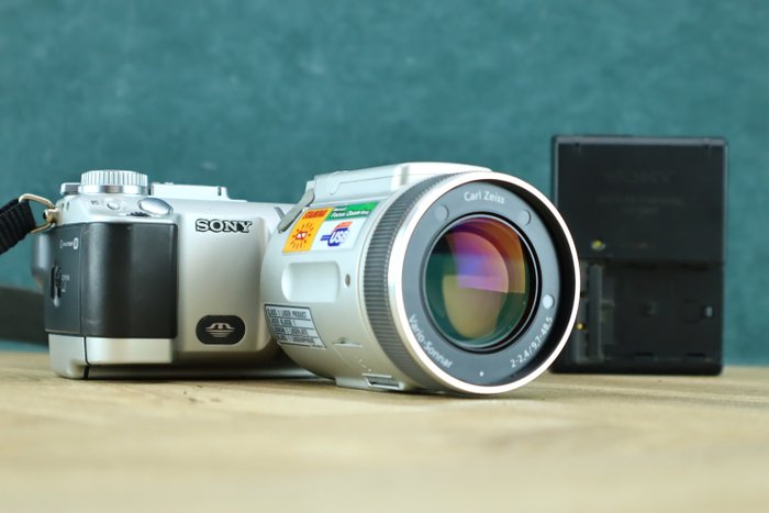 Sony digital still camera DSC-F717 | Carl Zeiss 2-2,4/9,7-48,5 數位輕便相機