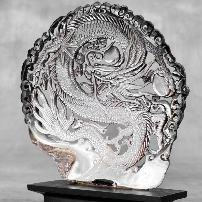 Shell de sidef pe un stand personalizat - Dragon Carving- Scoică  - Pinctada Maxima  (Fără preț de rezervă)