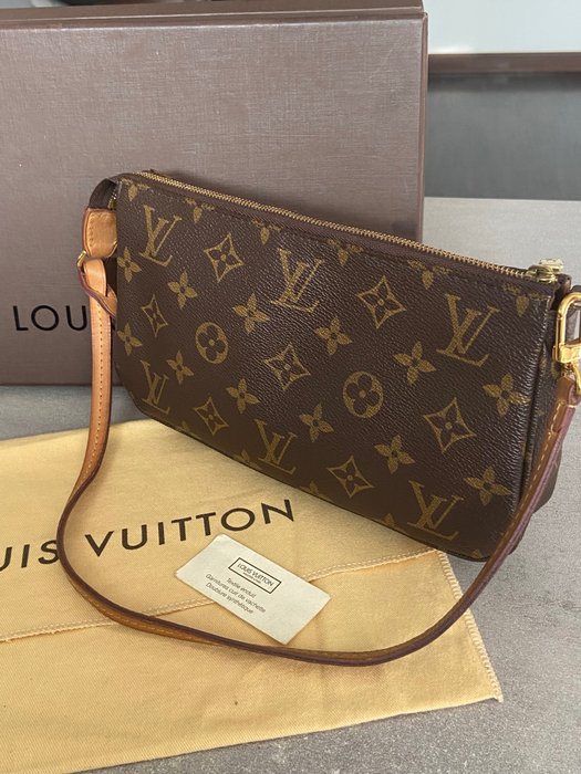 Louis Vuitton - pochette accesories  NM - Olkalaukku