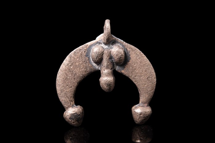 Muinaisen Rooman legioonalainen Hopeinen kuun amuletti falluksella