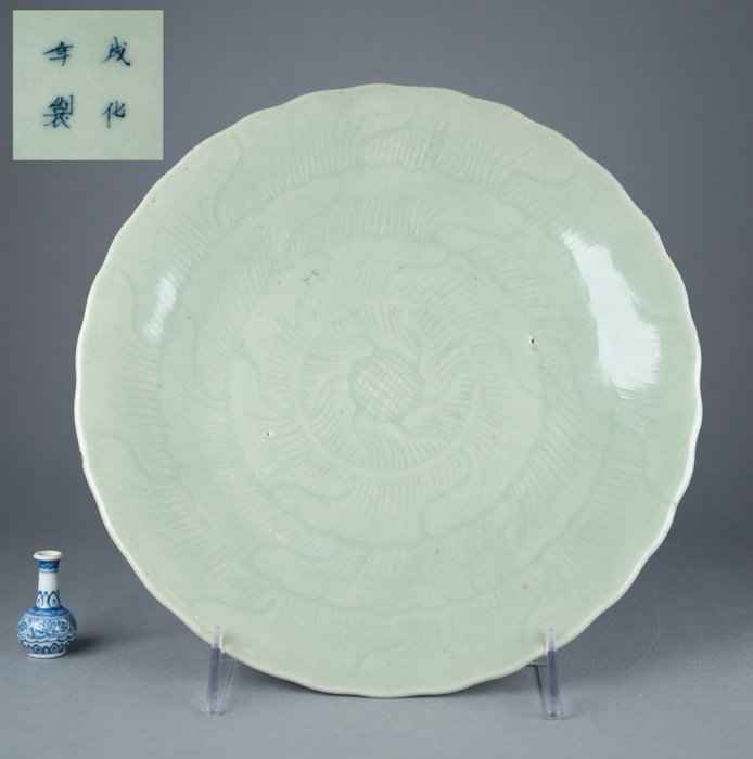 Teller - Celadon Glazed Plate - Magnific ent Floral Design - Marked Chenghua - Porzellan