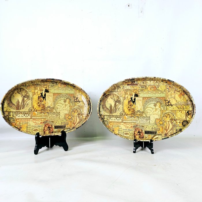 Elegant set of wooden trays with Art Nouveau decoration afteAlphonse Mucha - Serveringsbakke (2) - Papir, Træ